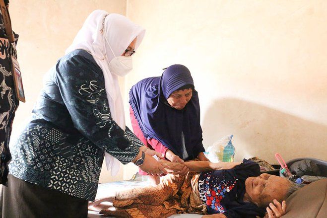 203 PKH Plus Lansia di Gresik Terima Bansos Tunai