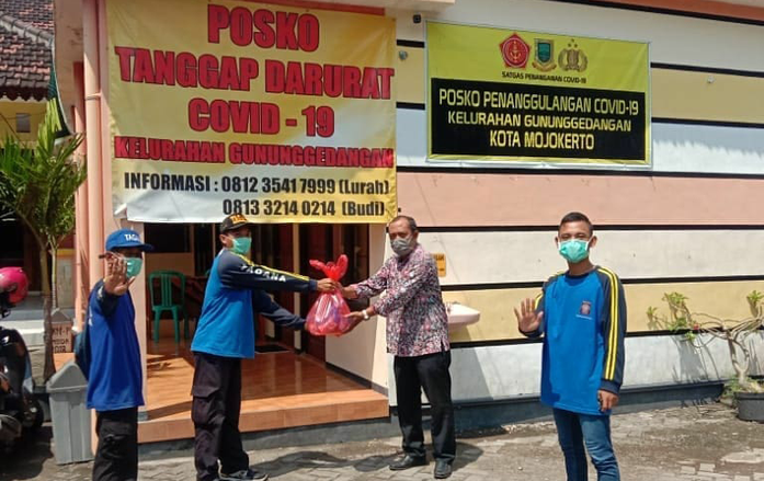 Dinas Sosial Bagikan Nasi Bungkus Kepada Petugas dan Relawan Posko Covid-19