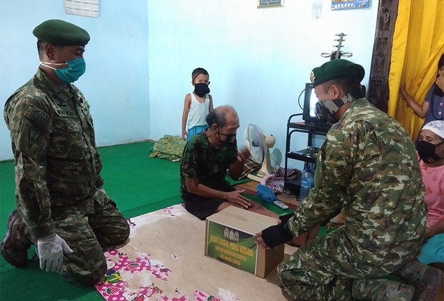 Pasukan Tempur Bagikan Paket Sembako ke Desa Terdampak Pandemi Covid-19