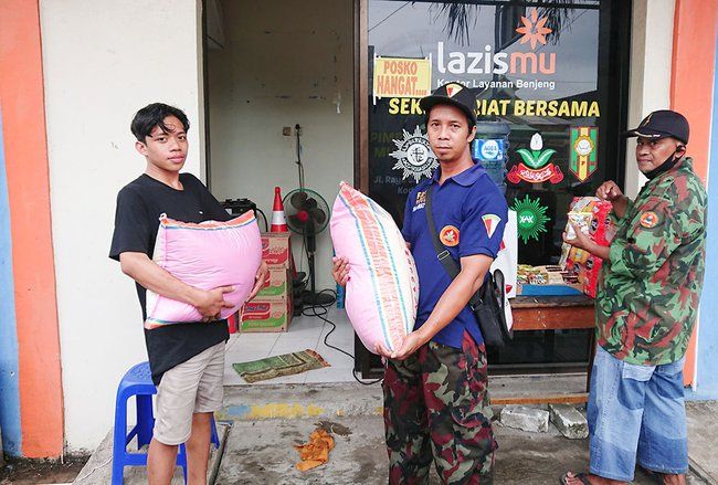 Jadi Langganan Banjir Kali Lamong, Bantuan Mulai Berdatangan