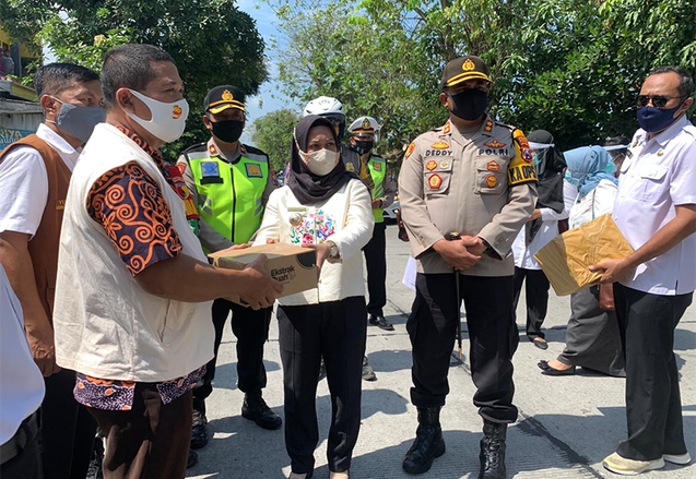 Sambangi Kampung Tangguh, Ning Ita Bersama Forkopimda Beri Probiotik dan Masker Kepada Warga
