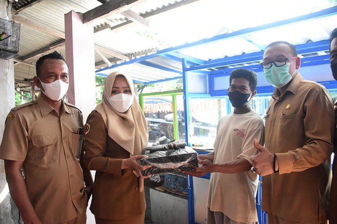 Pemkab Mojokerto Dukung Pelaku IKM, Bupati Ikfina Datang Door-to-Door Antar Bantuan Alat Usaha