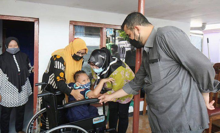 Walkot Probolinggo Salurkan Bantuan Dua Kursi Roda Bagi Warga Penyandang Disabilitas