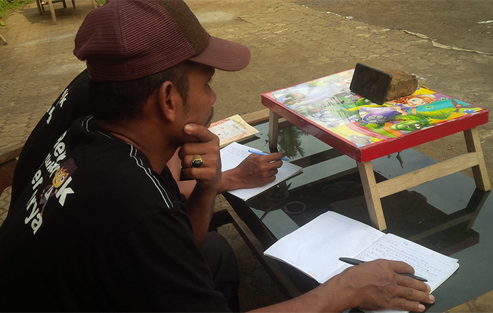 Covid-19, Warga Pinggir Hutan Banyuwangi Belajar Kelas Paket Gunakan Zoom