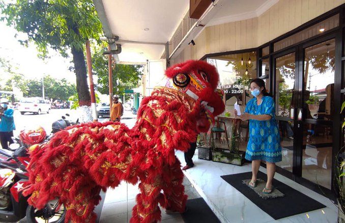 Sepi Job di Tengah Pandemi, Barongsai Jakarta Turun Gunung Ngamen ke Mojokerto
