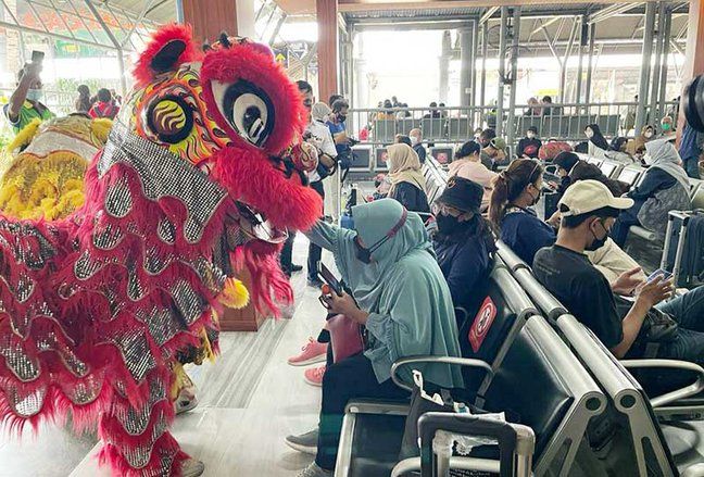 Sambut Imlek, Atraksi Barongsai Sapa Pelanggan Stasiun Surabaya Gubeng