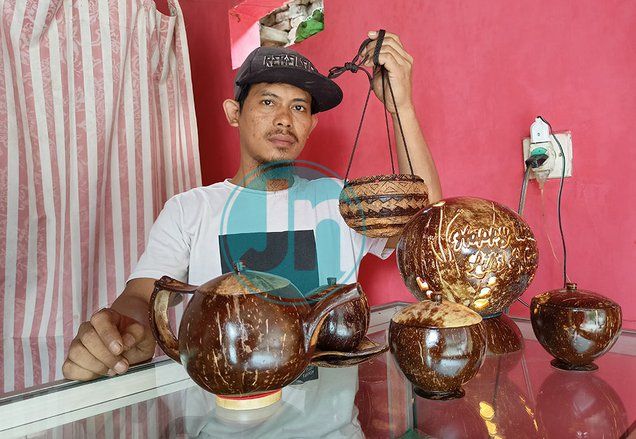 Pria Ponorogo Manfaatkan Batok Kelapa, Hasilnya Tembus Pasar Luar Negeri