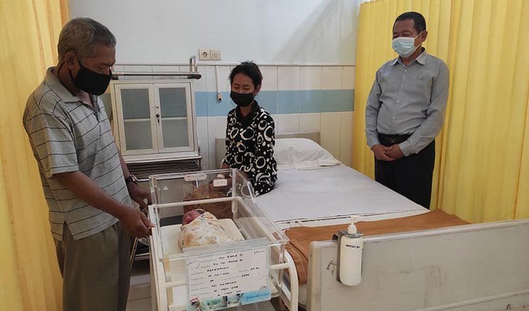 Ibu di Mojokerto Mendadak Viral Saat Melahirkan di Mobil