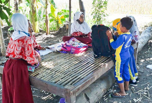 Terkendala Smartphone Siswa di Probolinggo Belajar di Bawah Pohon