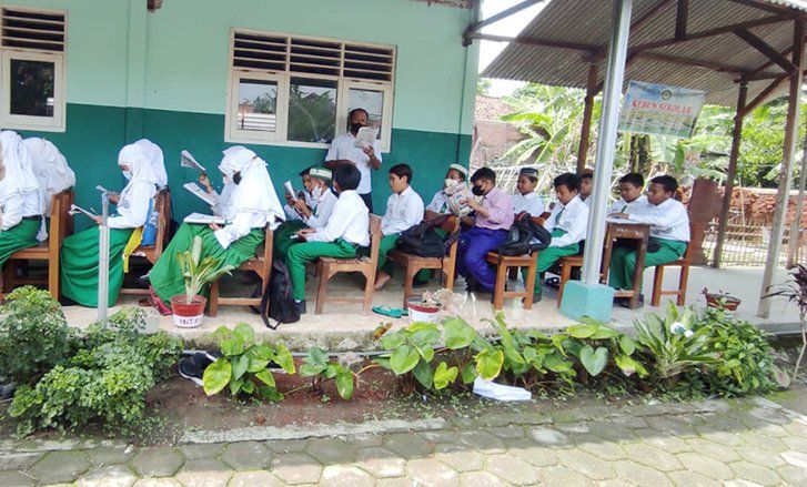 Atap Sekolah Rusak Diterpa Angin, Siswa Belajar di luar