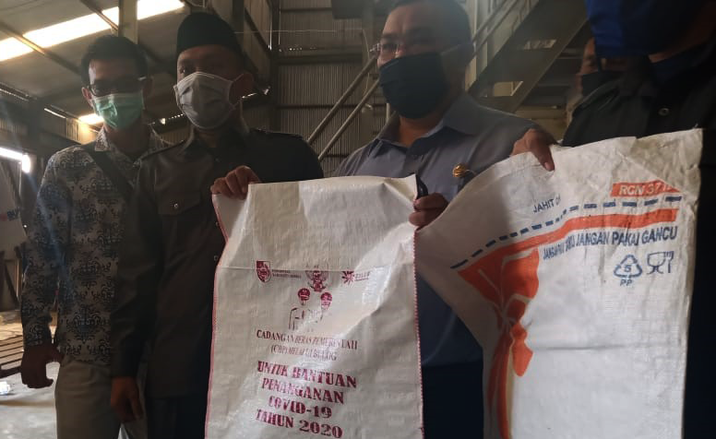 Bantuan Pemerintah Pusat Dipasang Foto Bupati Jember Jadi Sorotan