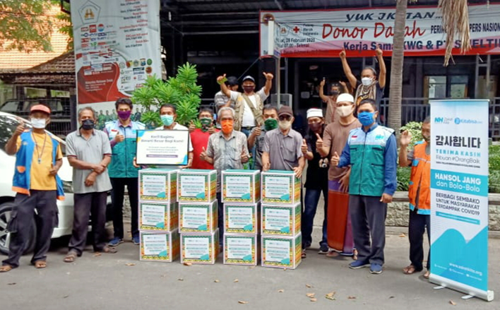 Gandeng Wartawan, Laznas Nurul Hayat Gresik Bagikan Bingkisan di Tengah Pandemi Covid-19