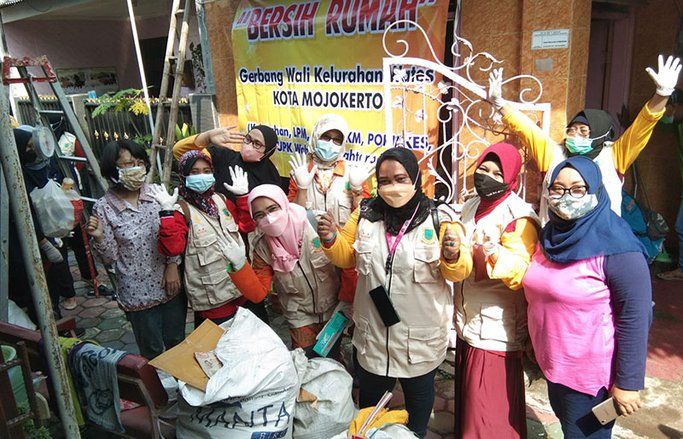 Jumat Barokah, Gerbang Wali Bersama Ning Ita Bersihkan Rumah yang Kumuh