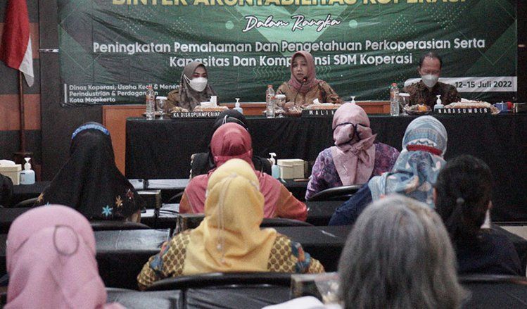Bangkitkan Koperasi Soko Guru, Ning Ita Gelar Bimtek Akuntabilitas