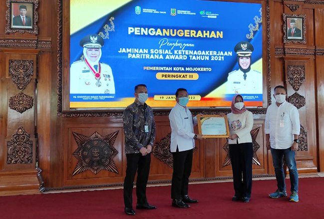 Cakupan Jamsostek Naik, Pemkot Mojokerto Raih Paritrana Award Tingkat Provinsi