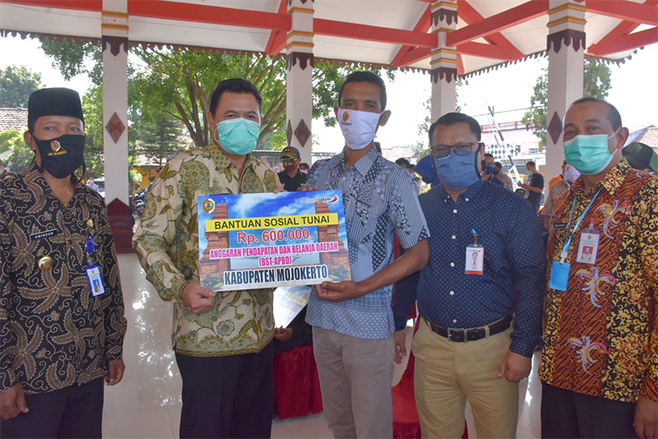 Sempat Tersendat, Sebanyak 1.982 KK Jatirejo Akhirnya Terima Penyaluran BST APBD