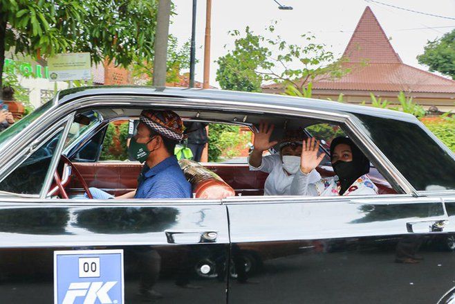 Gelar City Tour Soekarno, Ning Ita Naik Mobil Dinas Bung Karno