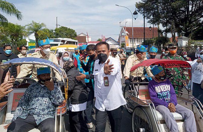 Resmikan Angkutan Wisata, Bupati-Wabup Jember Mbecak Keliling Alun-Alun