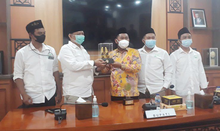 Dapat Penghargaan Tokoh Muda Inspiratif Nahdliyin Jatim, Ini Kata Bupati Gus Yani