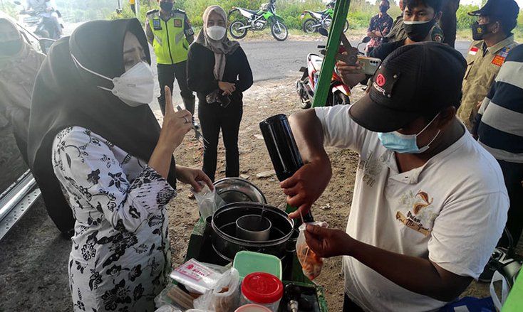 Blusukan Bagi Sembako ke PKL di Lereng Gunung, Ikfina Borong Pentol dan Berikan Pesan "Galak"