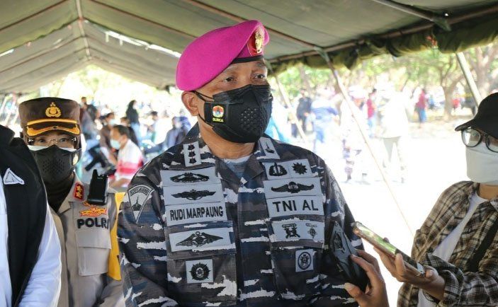Pasukan Pasmar 2 "Serbu" Vaksinasi di Kenpark Surabaya