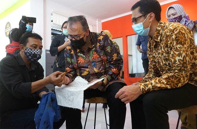 Pemenang Scroll of Honour Award Kagumi Pengembangan UMKM di Eks Lokalisasi Dolly