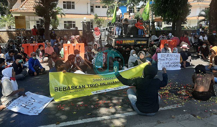 Sidang Putusan 3 Orang Penolak Tambang di Banyuwangi Diwarnai Demonstrasi 