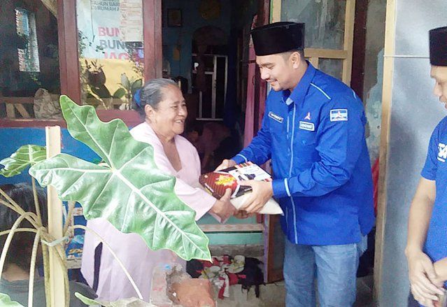 Bagikan Bingkisan Sosial Jelang Lebaran, Politikus Demokrat Ajak Sinergi Atasi Kemiskinan 