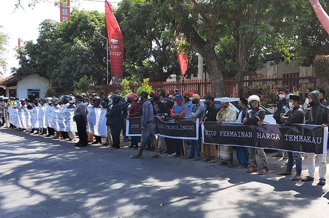 Petani dan Mahasiswa Demo Gudang Tembakau PT Gudang Garam