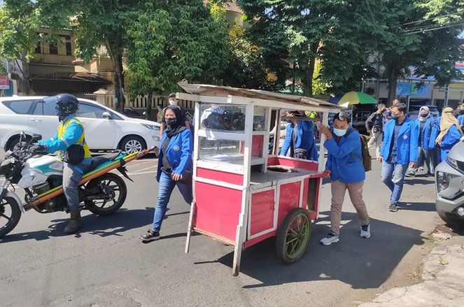 Kritik Kebijakan PPKM, Mahasiswa di Jember Gelar Demo dengan Dorong Rombong