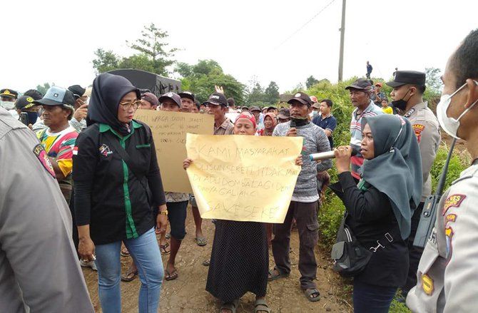 Dihadang Polisi, Warga Mojokerto Gelar Aksi Demo Galian C