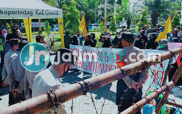 Tuntut Biaya Pendidikan Dibebaskan, Seratusan Mahasiswa di Gresik Demo