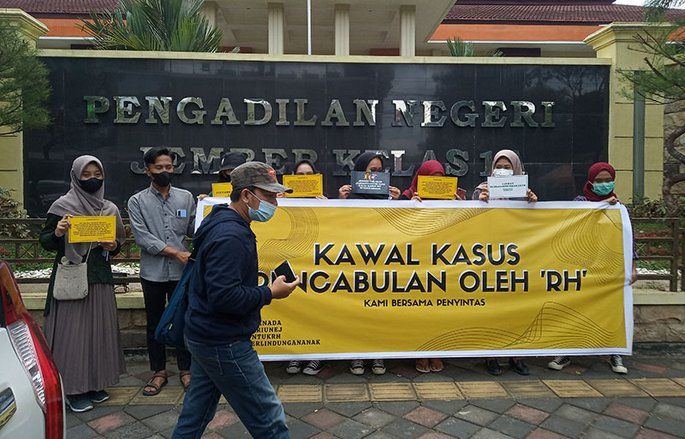 Dosen Cabuli Keponakan Jalani Sidang Tuntutan, Mahasiswa Jember Demo Pengadilan