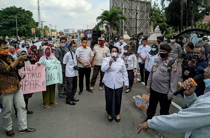 Tuntut Penghapusan Zonasi, Calon Pedagang Pasar Legi Demo