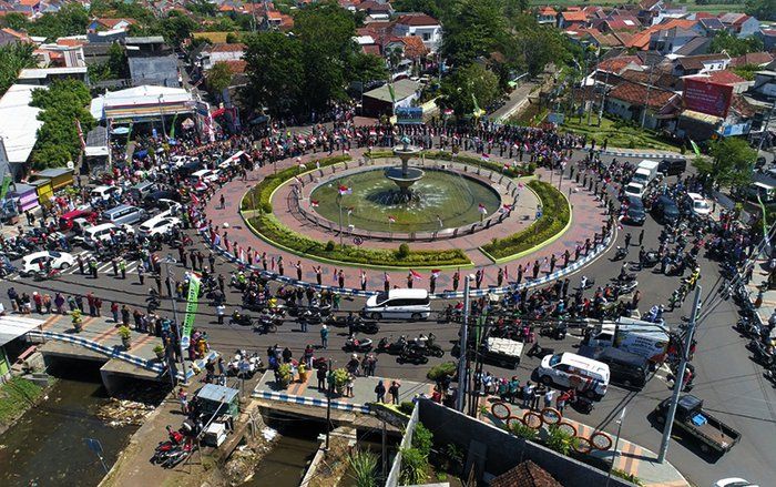 Warga Probolinggo Ikuti Momentum Detik-detik Proklamasi Kemerdekaan di Bundaran Serang