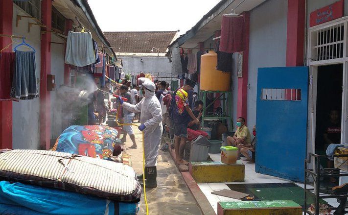 12 Orang Terpapar Covid, Lapas Kelas IIA Jember Disemprot Disinfektan
