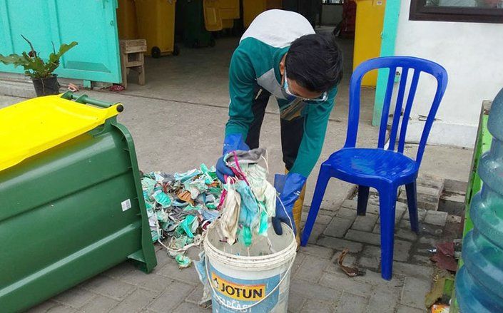 Berikut Cara DKRTH Surabaya Tangani Sampah Rumah Tangga Masker