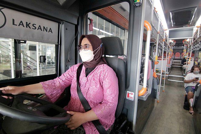 Sosok RA. Kartini Menginspirasi Perempuan hebat Driver Suroboyo Bus