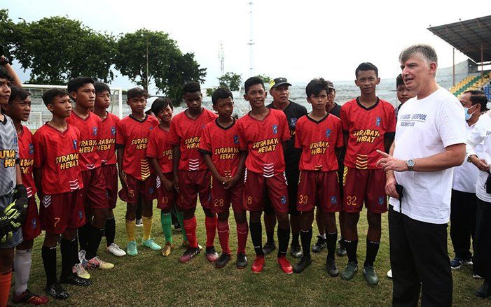 Dubes Inggris Tinjau Program Pengembangan Sepak Bola di Surabaya