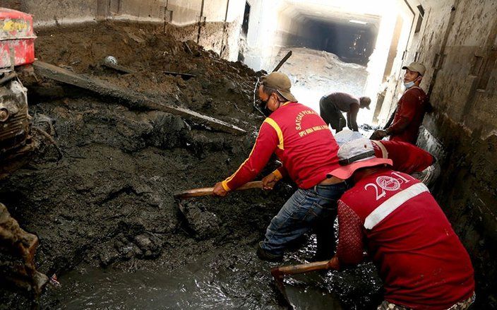 Antisipasi Musim Hujan, Endapan Lumpur di Saluran Box Culvert Dikeruk