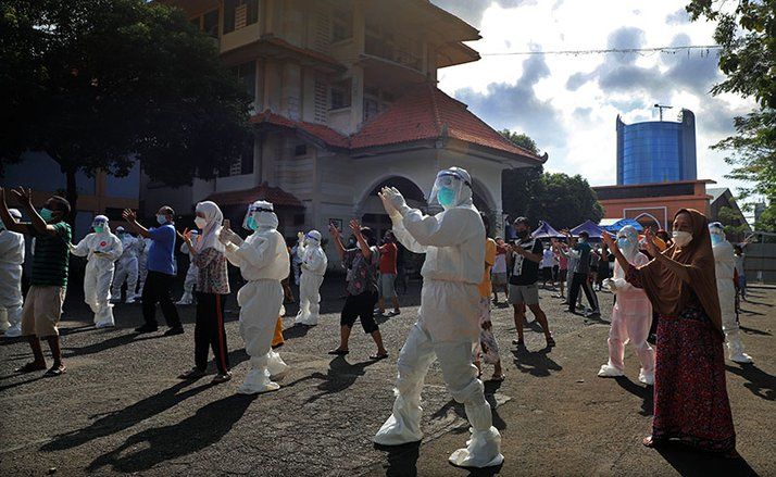Pakai APD Lengkap, Wali Kota Eri Cahyadi Keliling Semangati Warga yang Jalani Isoman