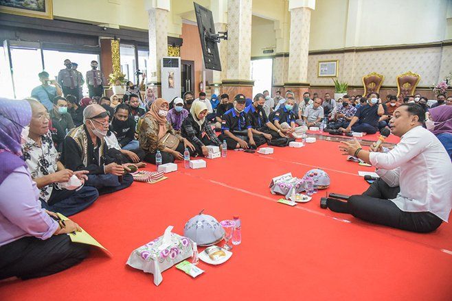 Tampung Sambatan Warga, Wali Kota Eri Cahyadi Ingin Pelayanan Tuntas 7 Menit