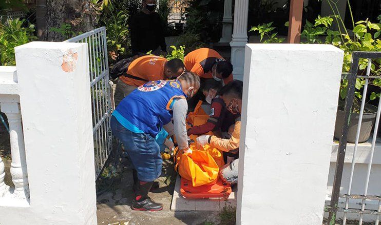 Penjaga Katering di Mojokerto Ditemukan Tewas Mendadak, Evakuasi Pakai APD