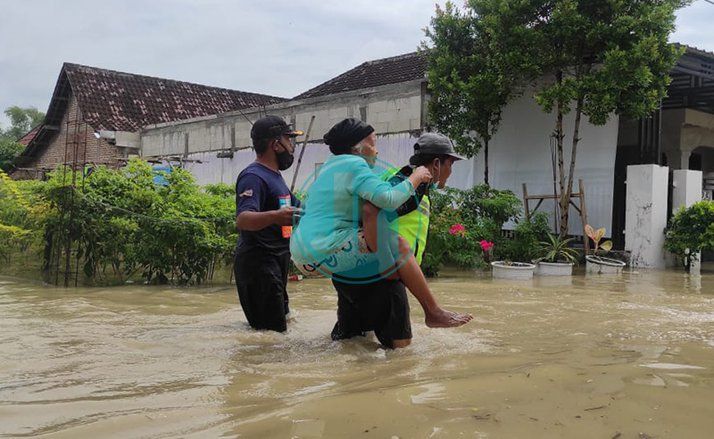 Di Balik Evakuasi Korban Banjir Kali Lamong