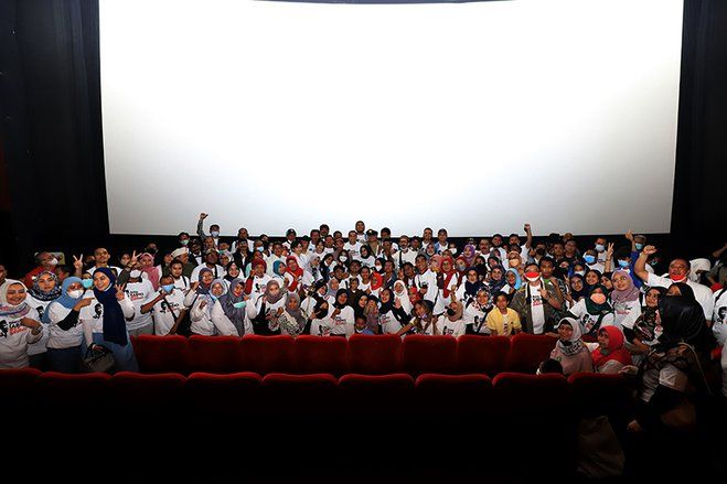 Begini Keseruan Wali Kota Eri Cahyadi Nobar Film Koesno bersama Ratusan Warga Surabaya