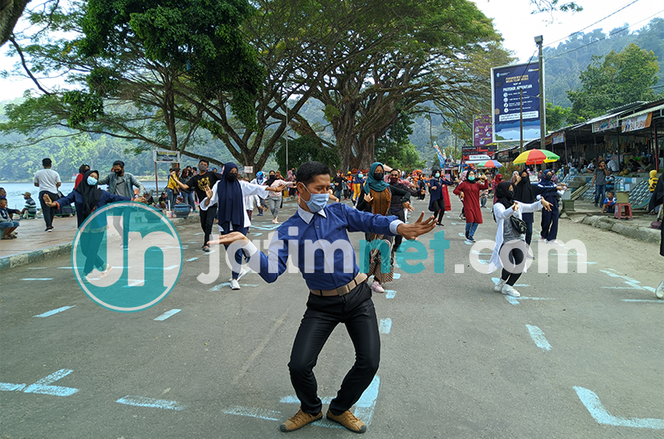 <em>New Normal, Flashmob</em> Langen Tayub Hibur Masyarakat di Telaga Ngebel