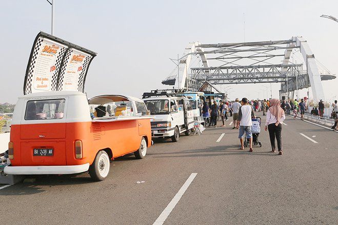 <em>Food Truck</em> hingga Pembagian Doorprize, Ramaikan Peringatan Harkopnas ke-75 di Jembatan Suroboyo