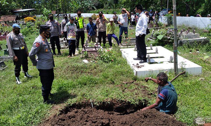 Diduga Dengar Bisikan Gaib, Suami di Ponorogo Gali Makam Istrinya