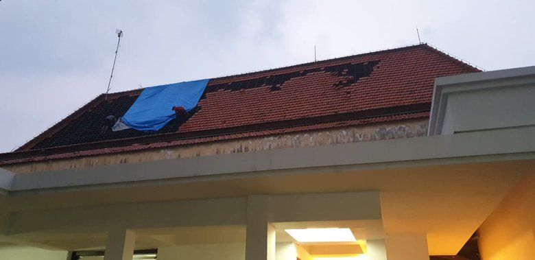 Atap Gedung BPKAD Mojokerto Ditejrang Puting Beliung, Pegawai Panik