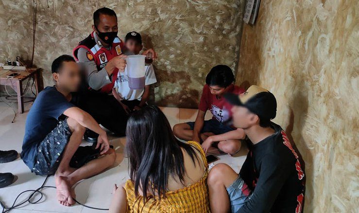 Asyik Pesta Miras di Kafe Remang-remang, Dua Orang Diamankan